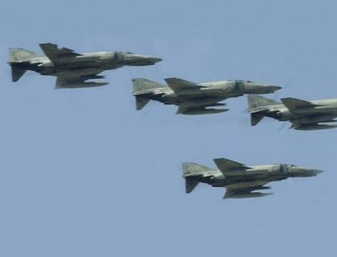 Μαχητικά αεροσκάφη στον ουρανό της Αθήνας για την πρόβα της 25ης Μαρτίου